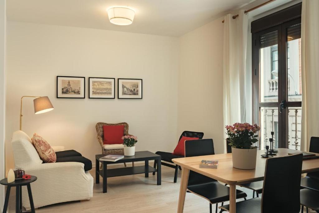 Apartamentos San Pedro เซบีญา ภายนอก รูปภาพ